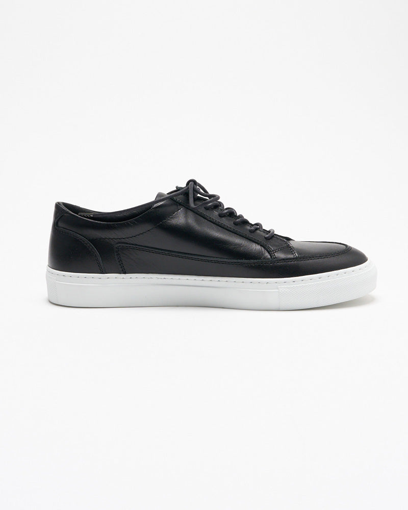 low cut leather sneaker