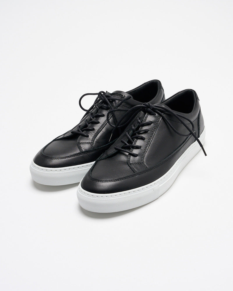 low cut leather sneaker